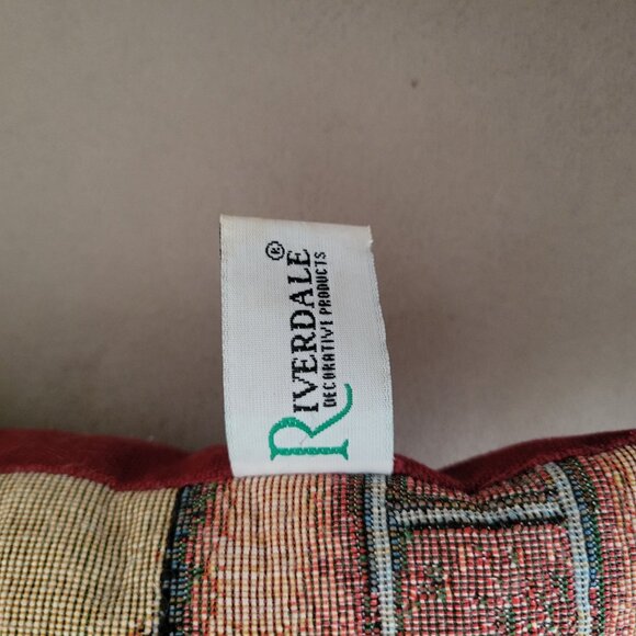 Decorative Riverdale Tapestry Pillow Cat & Birds Winter Scene 16x16 Inch - Picture 4 of 7